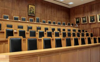Freezing judges interrupt bribery case court hearing