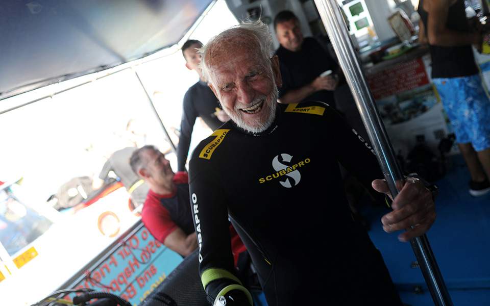 At 95, WW2 vet breaks own record as oldest scuba diver