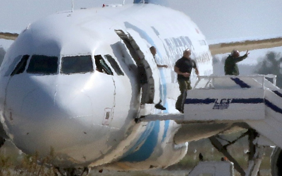 Last 5 hostages on hijacked Egypt plane recall fear, photo