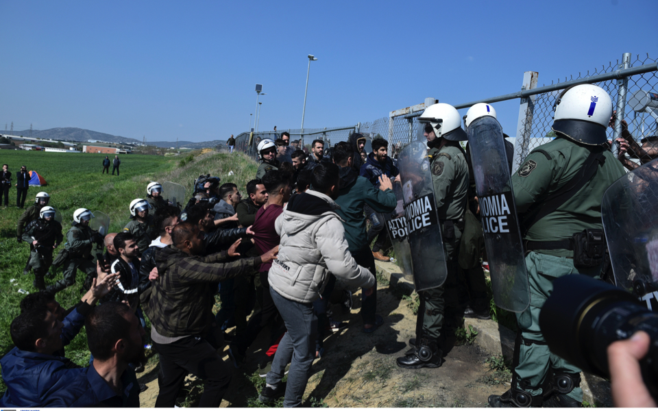 Migrants block northern Greek highway in 2nd day of protests