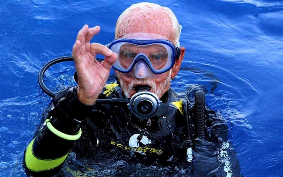 World War II vet breaks own oldest diver record off Cyprus