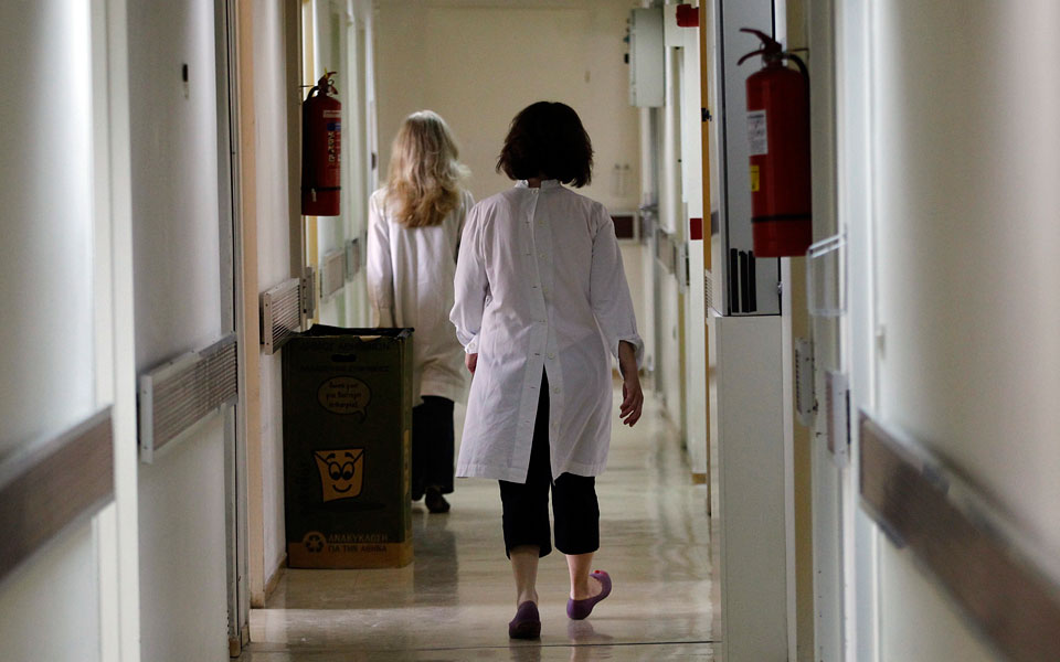 Greek doctors, nurses leaving in droves for jobs abroad