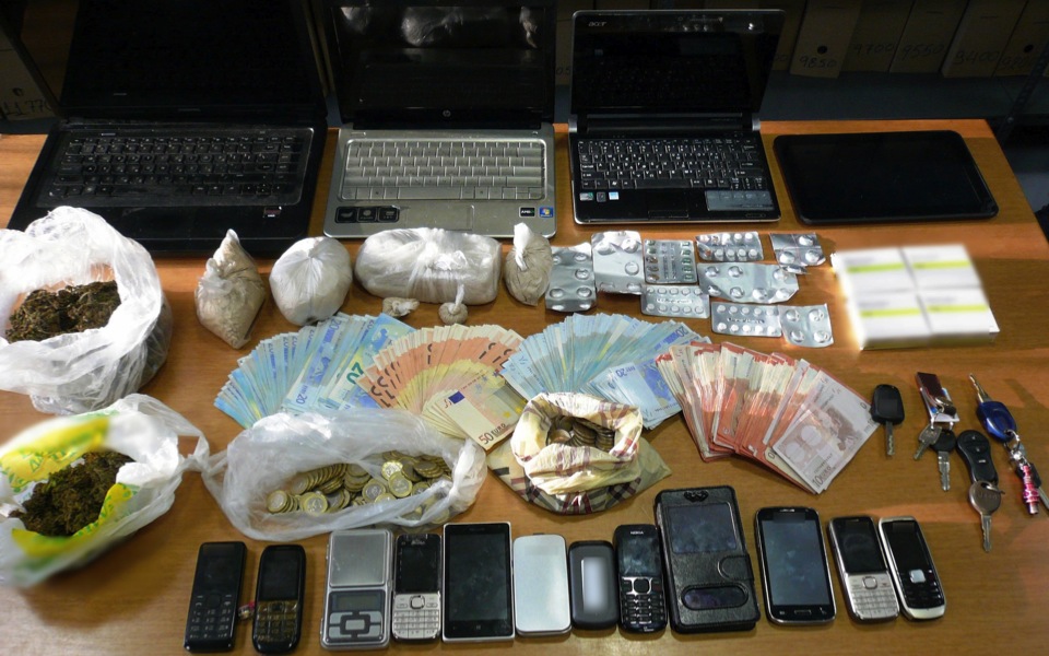 Police in Volos nab suspected drug-dealing couple, six others