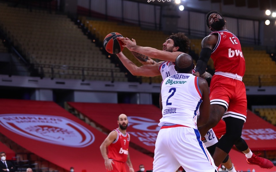 Efes beats Olympiakos on the rebounds
