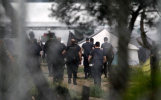 greek-authorities-begin-evacuation-of-idomeni-refugee-camp