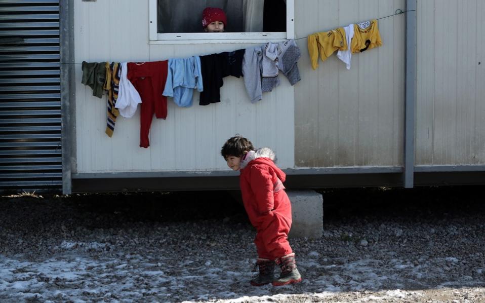EU states to take in 1,600 migrant children in Greece
