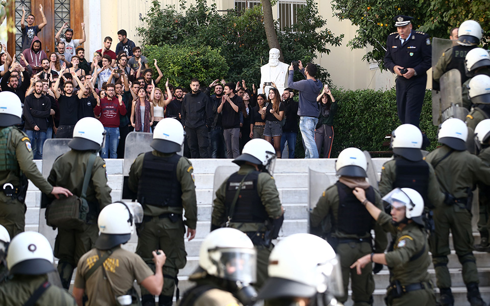 Students acquitted over Athens university clashes