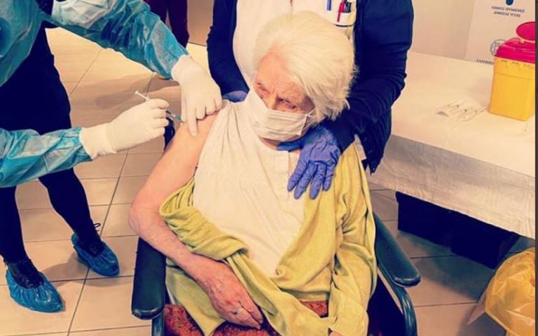98-year-old Holocaust survivor vaccinated in Thessaloniki