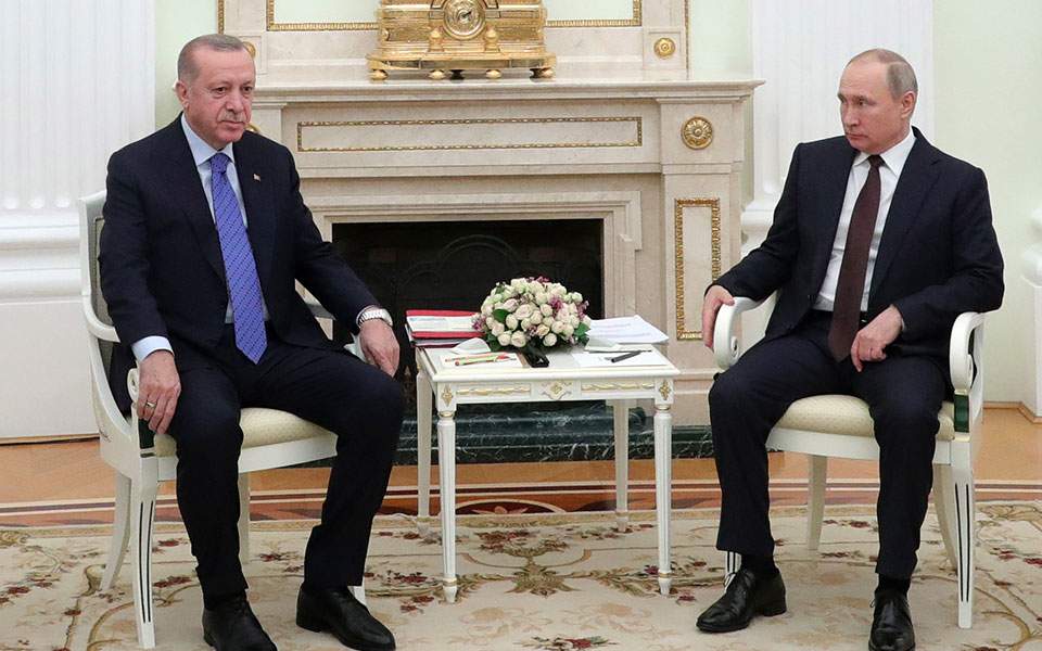 Russian, Turkish presidents meet as Syria violence continues