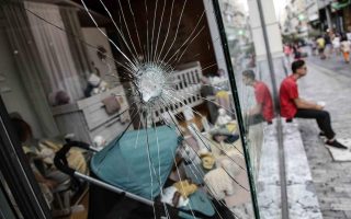 Gov’t official describes Ermou vandalism spree as ‘isolated incident’