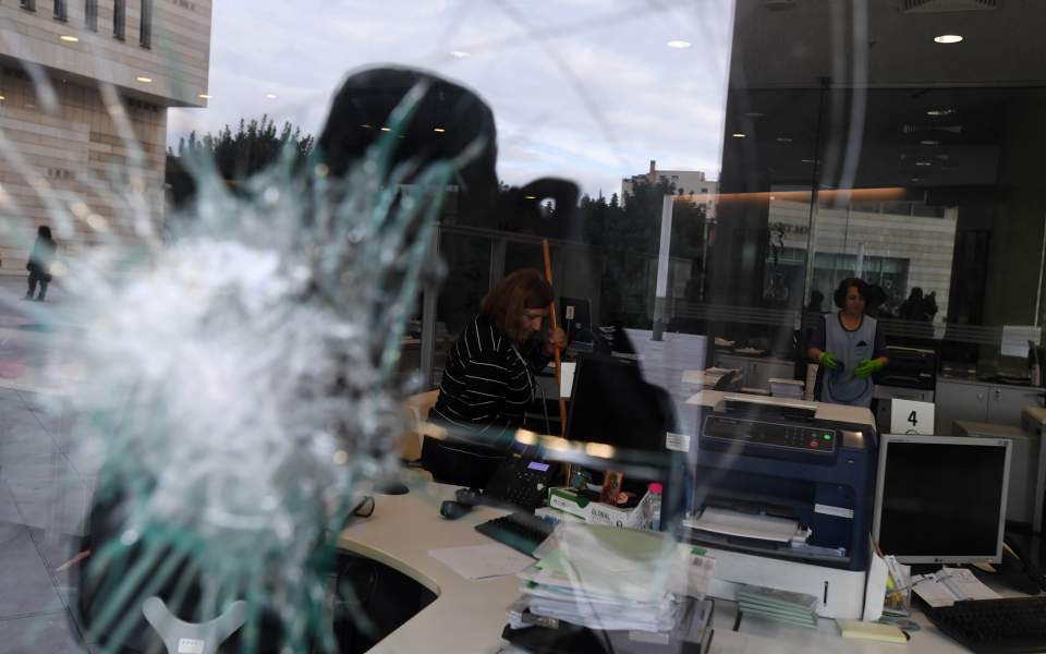 Offices of Ethniki Insurance attacked with sledgehammers