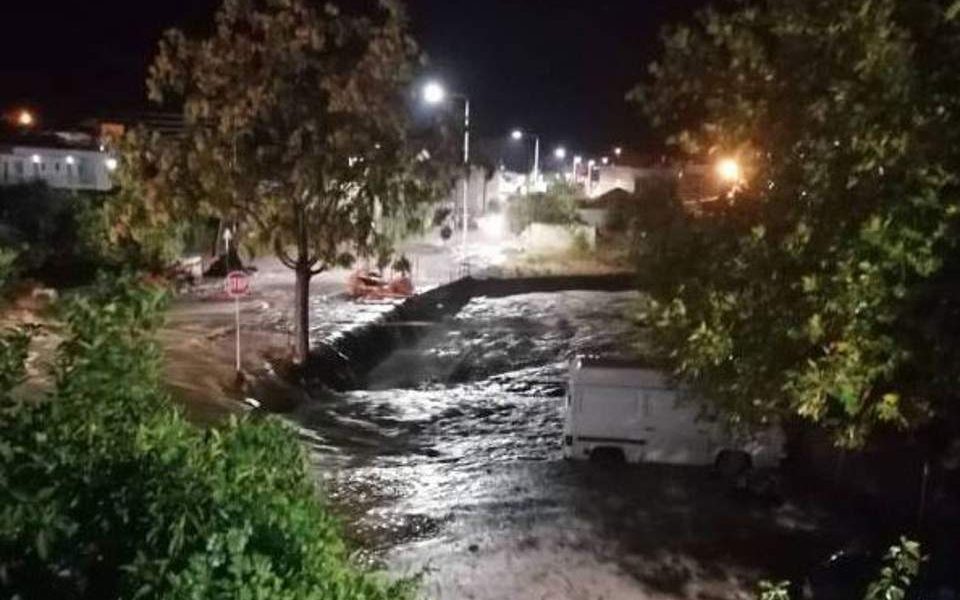 Firemen rescue four from cars swept away by storm in Thassos