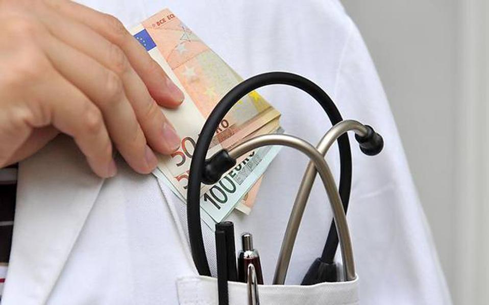 Doctor nabbed taking under-the-table payment for operation