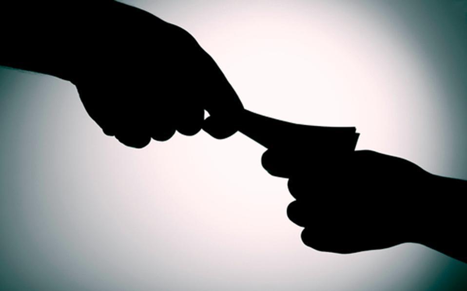 Taxmen caught red-handed taking bribe in Rhodes