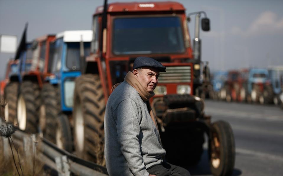 Farmers close Athens-Thessaloniki highway in central Greece