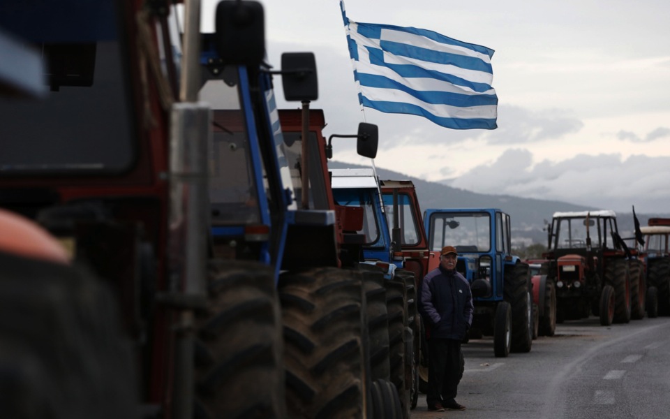 Farmers plow through Tsipras offer to hold talks