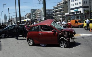 Fatal road accident in Athens kills man, 33