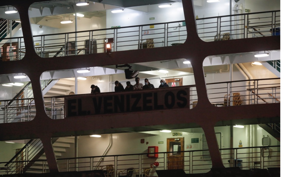Quarantined ferry passengers, migrants in Tzia under scrutiny