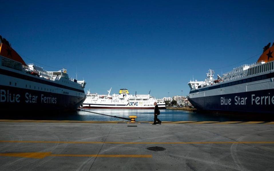 Greek seamen extend strike over collective wage agreement, labor rights