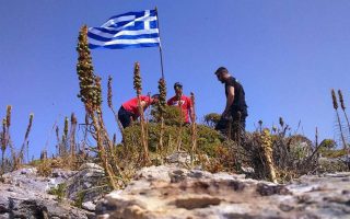 Greek flag put on Aegean islets in ‘honor’ of dead airman