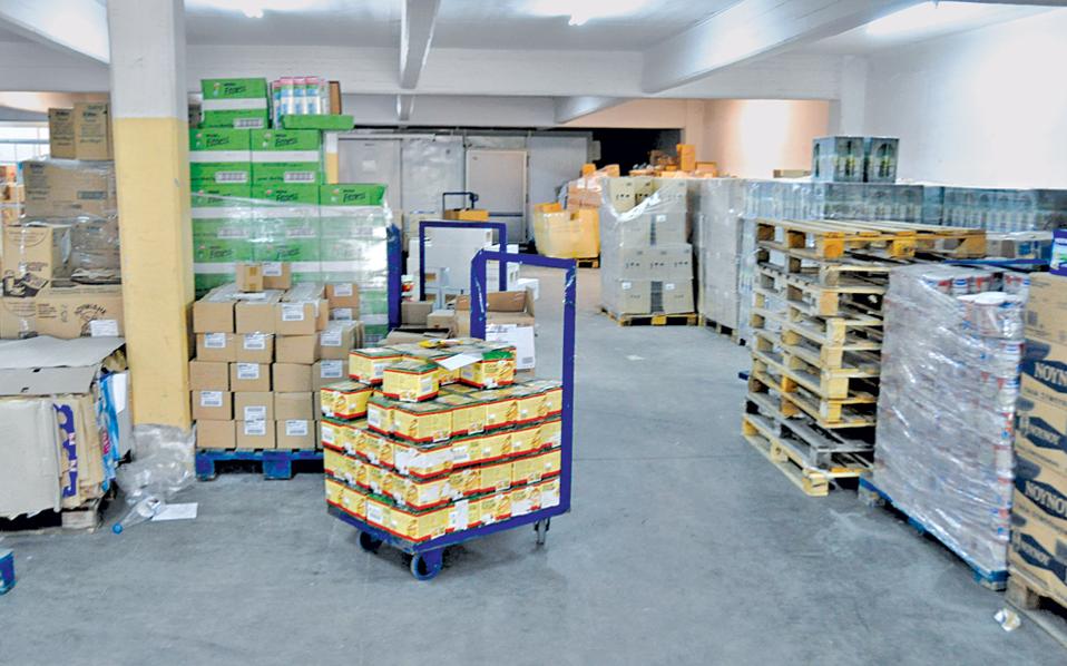 Regional Authority of Central greece distributes food to those in need