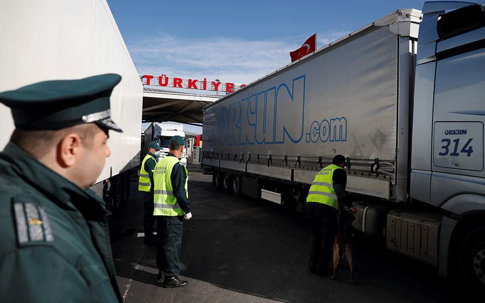 Truck drivers trapped at Turkish-Iraqi borders return to Greece