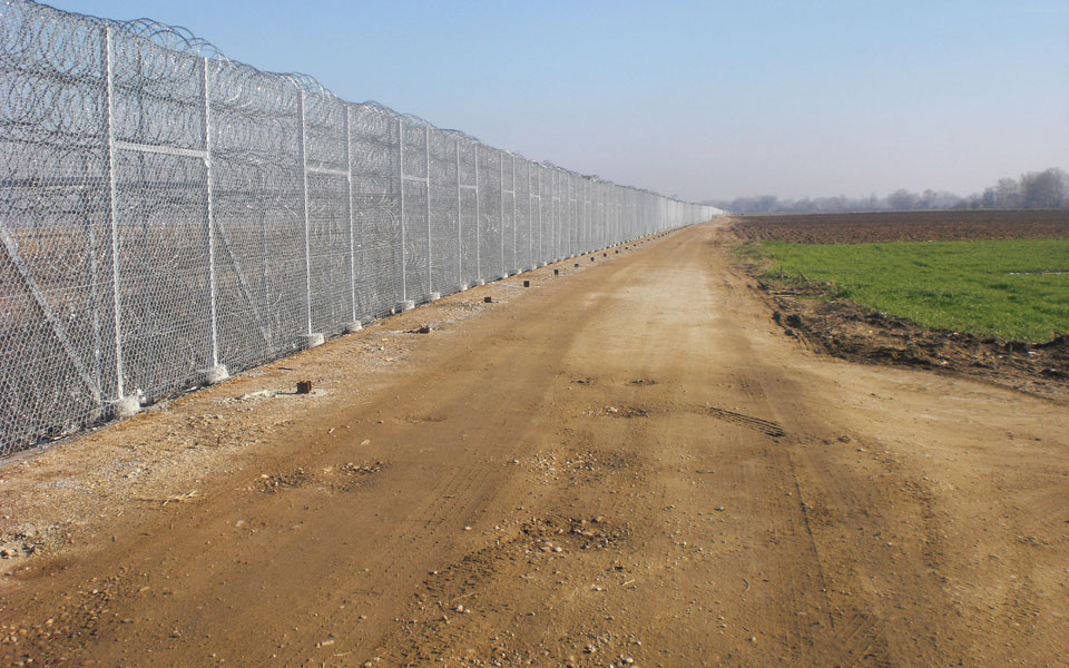 Greece starts building fence in border region