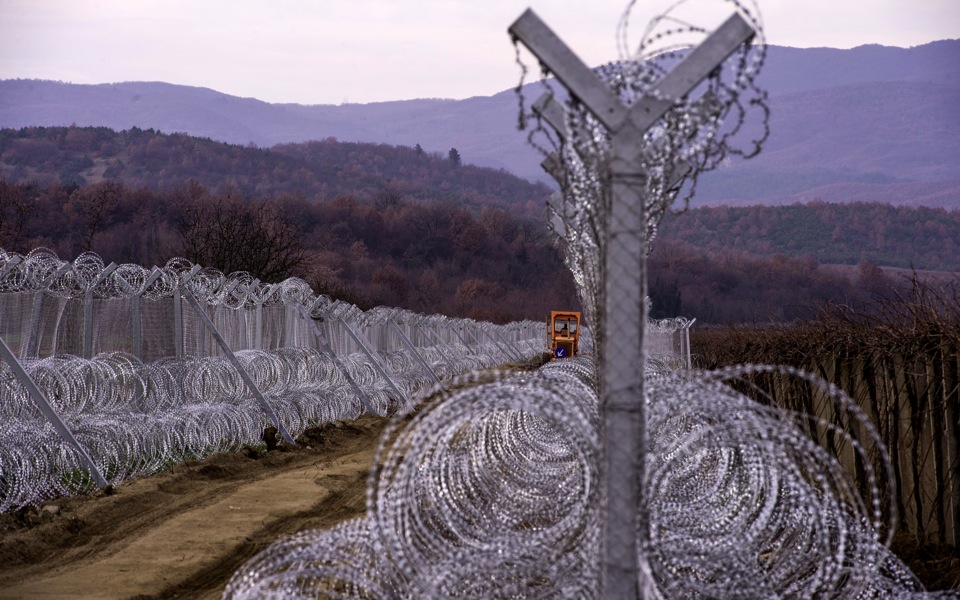 FYROM expands fence to stop migrants