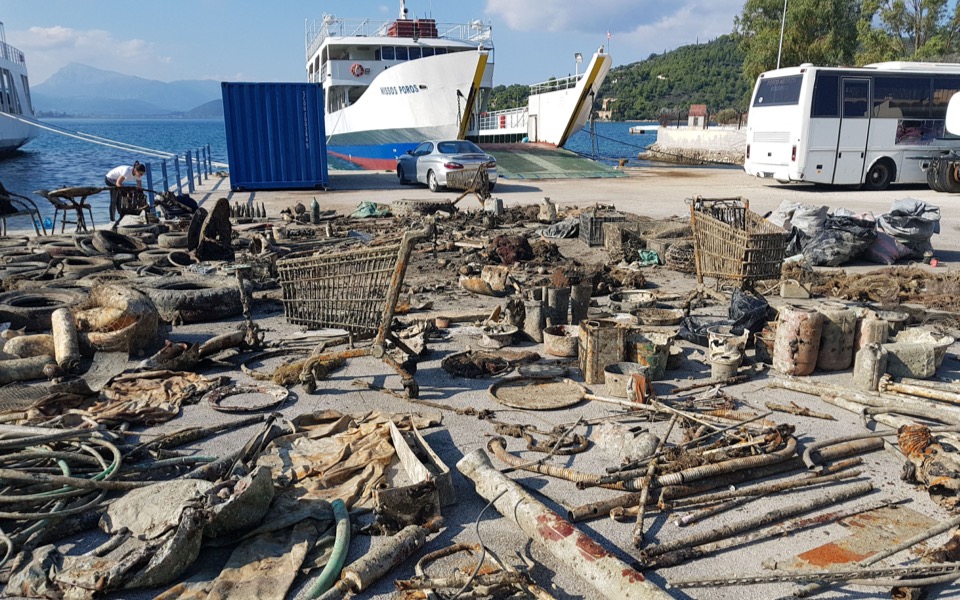 Volunteer divers in Poros bring up tons of waste