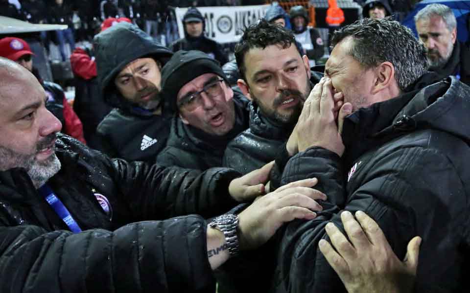 Man arrested for hurting Olympiakos coach, who got released from hospital