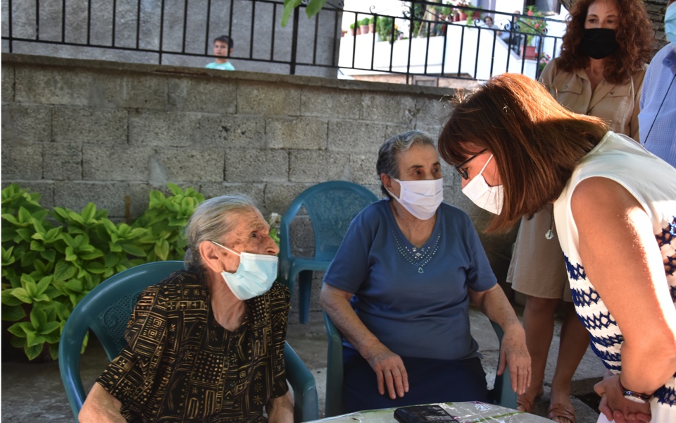 Greek President meets with ‘Lesvos grandmas’