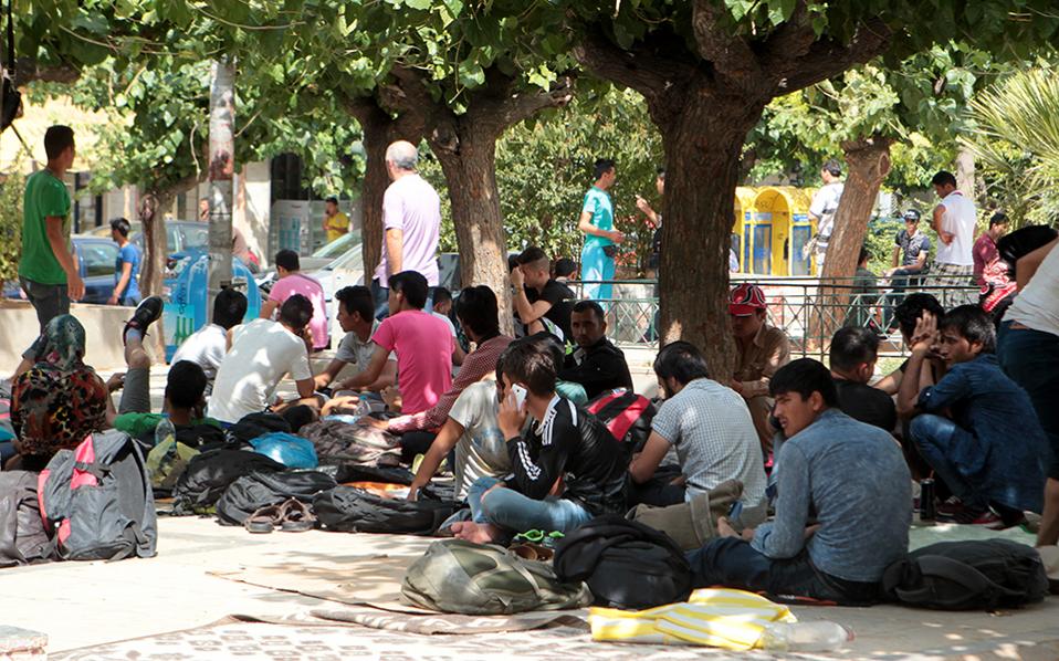 Ministry to halt refugee transfers to Athens square