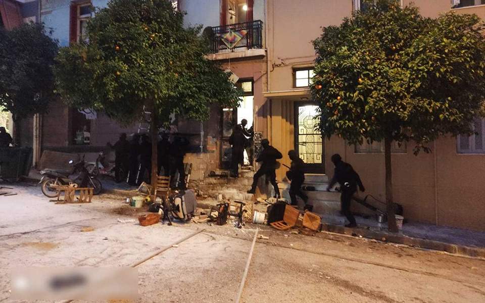 Police clear three squats in Koukaki