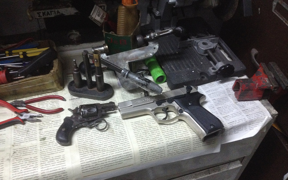 Police raid two gun-making workshops in Patra