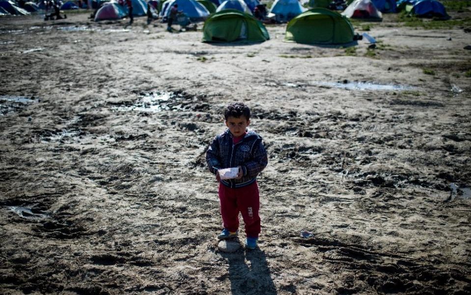 Greece starts evacuating Idomeni border camp as new arrivals slow