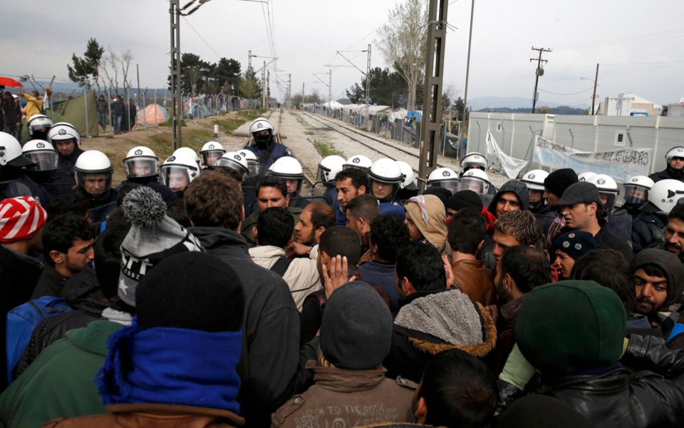 Refugees rush to Greek camp on rumors border will open