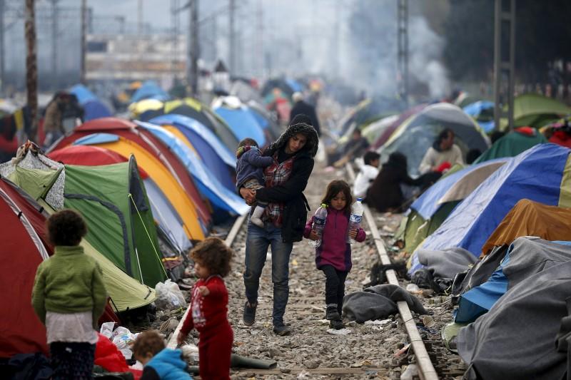 Greece steps up efforts to move migrants to sheltered camps