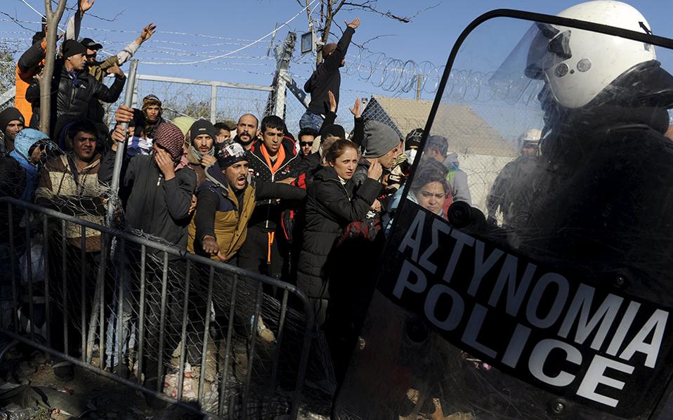 Greece starts removing stranded migrants at FYROM border