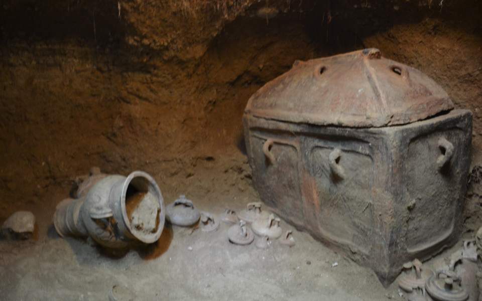Intact late Minoan tomb found in Crete