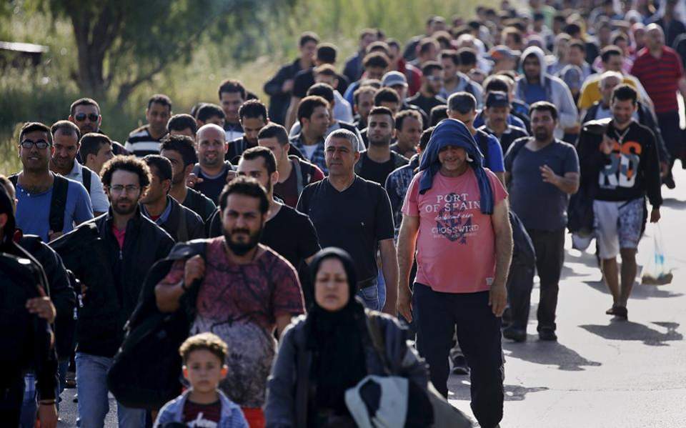 Hundreds of migrants arrive on Lesvos