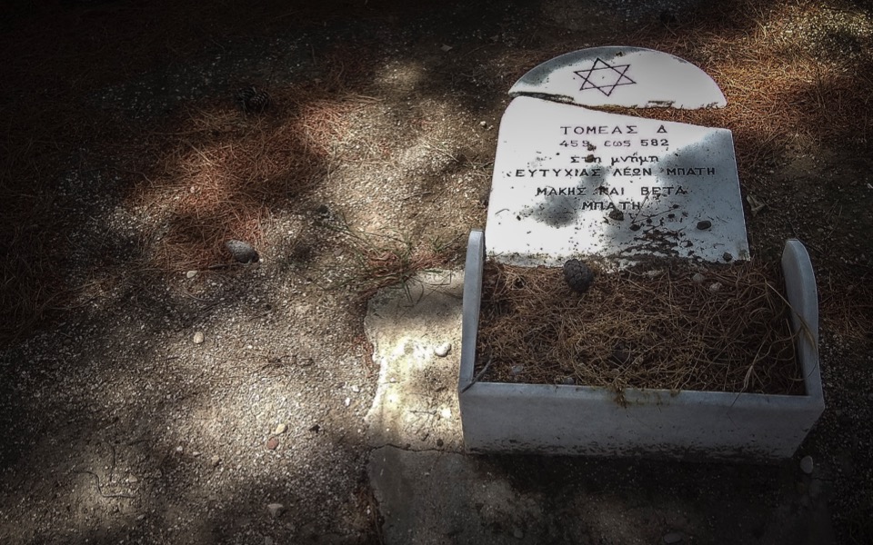 Greek Jewish body deplores desecration of cemetery