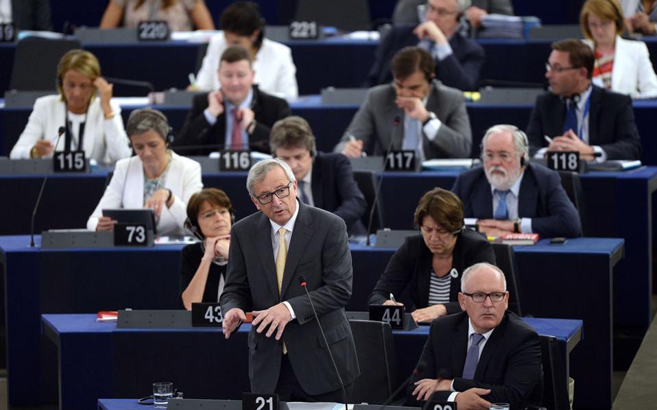 ‘Don’t heckle, I’m texting Tsipras,’ Juncker tells MEPs