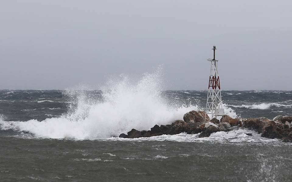 Strong winds cause damage, overturn boat in Lesvos