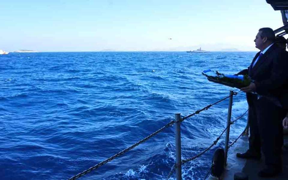 Defense minister throws wreath into sea off Imia to mark anniversary