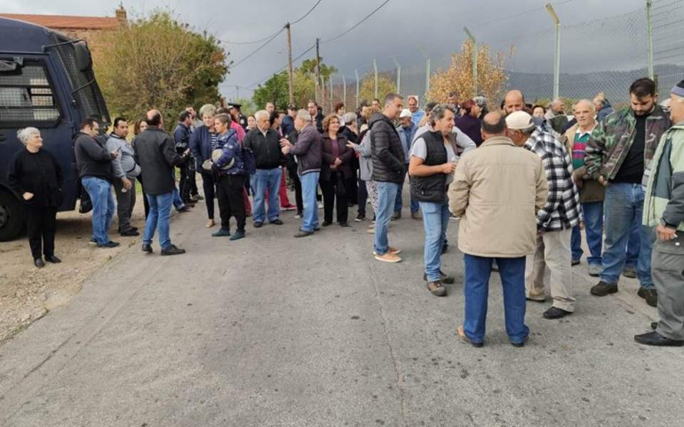 Residents of Chios block access to migrant camp in symbolic protest