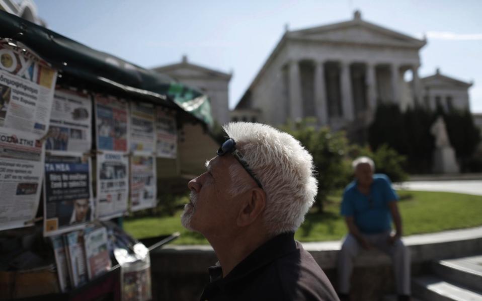 Greeks have less faith in traditional news sources