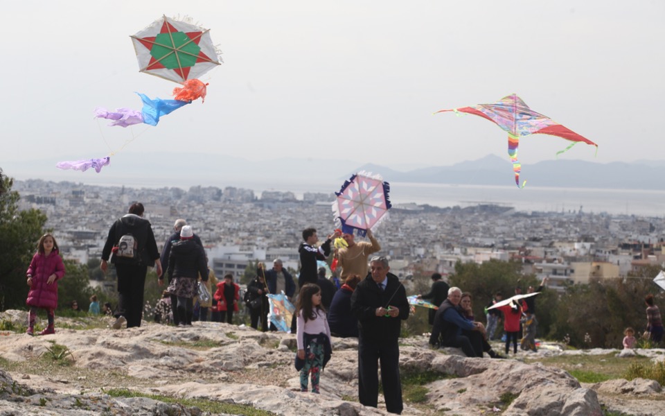 Athenians fly kites to celebrate Clean Monday 