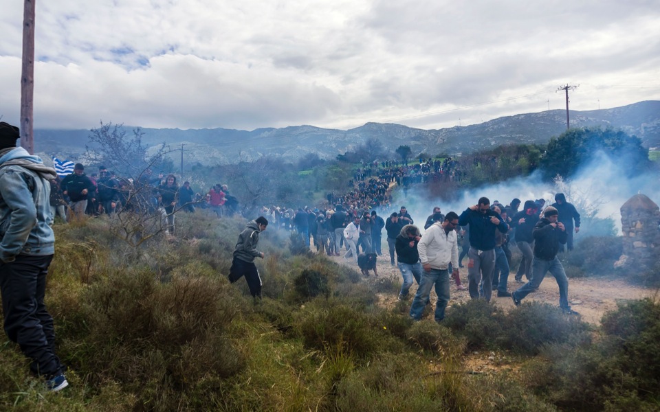 Police fire tear gas at anti-migrant ‘hotspot’ protest
