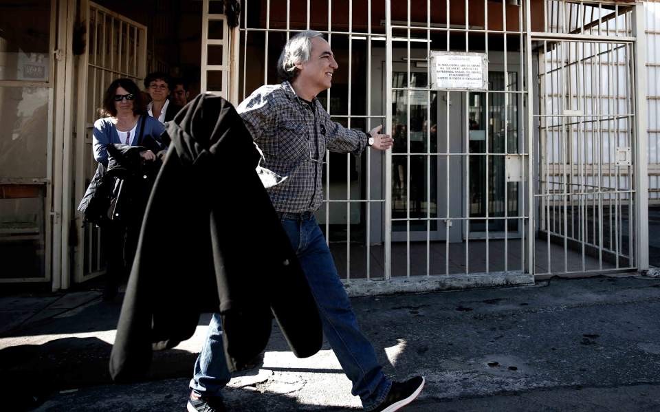 Prison workers defend furlough as N17 terrorist walks out of Korydallos
