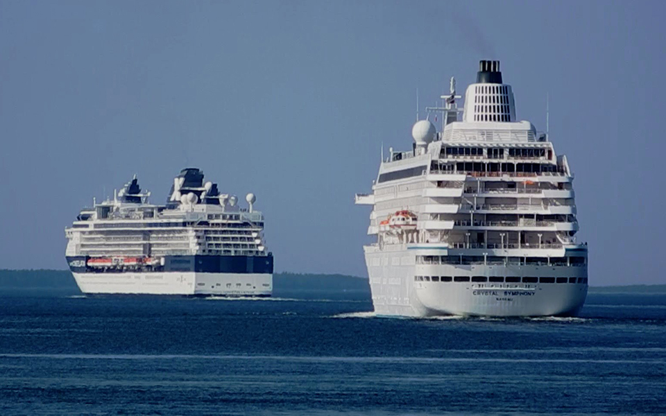 Cruise ship heads back to Crete from Milos after 12 contract coronavirus